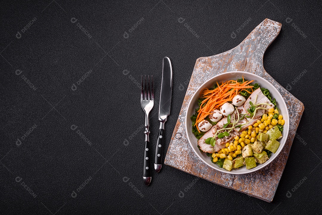 Salada fresca em uma tigela branca mesa concreto