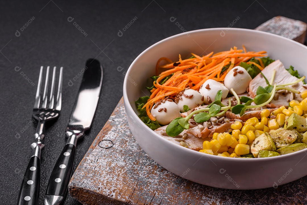 Salada fresca em uma tigela branca mesa concreto