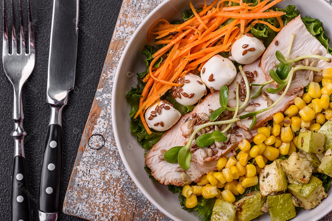 Salada fresca em uma tigela branca mesa concreto