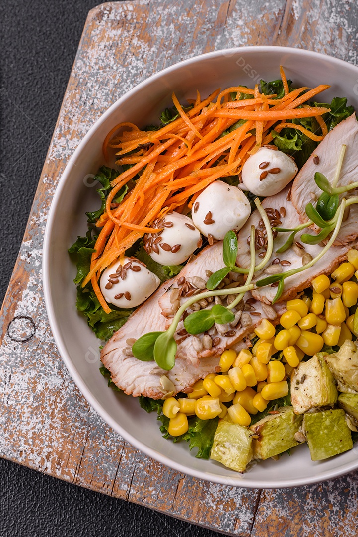 Salada fresca em uma tigela branca mesa concreto