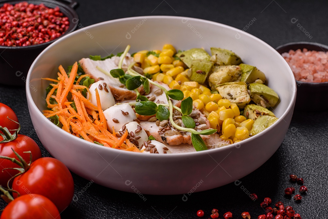 Salada fresca em uma tigela branca mesa concreto