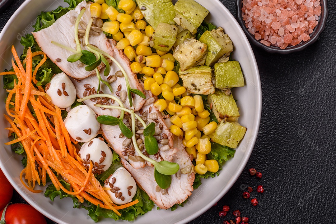 Salada fresca em uma tigela branca mesa concreto