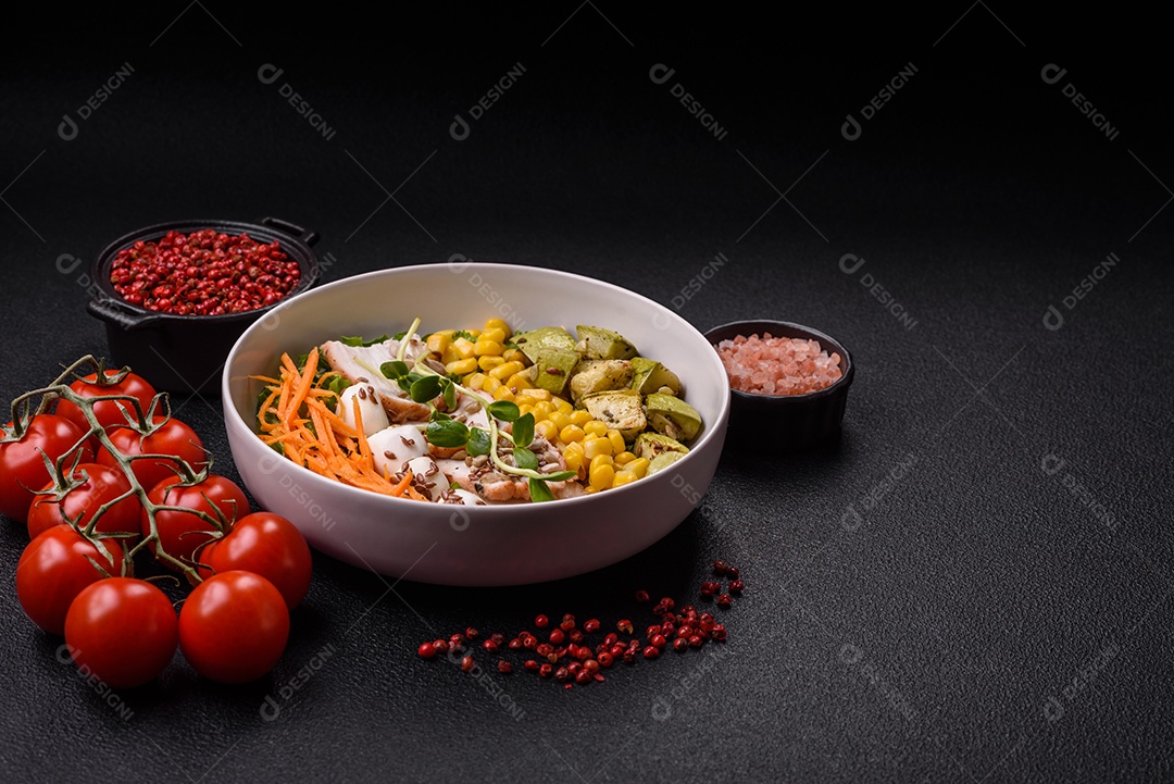 Salada fresca em uma mesa concreto