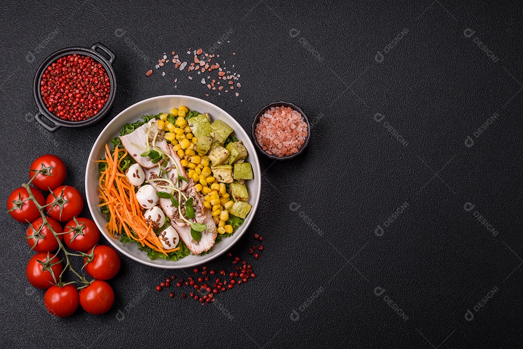 Salada fresca em uma mesa concreto