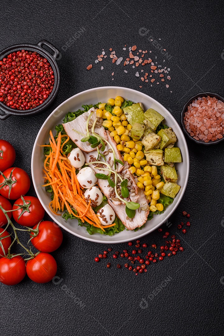 Salada fresca em uma mesa concreto