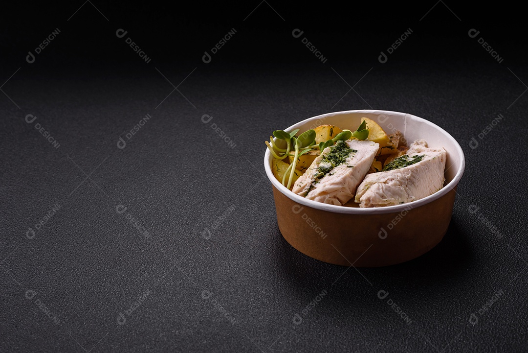 Frango saboroso em um prato de madeira mesa concreto