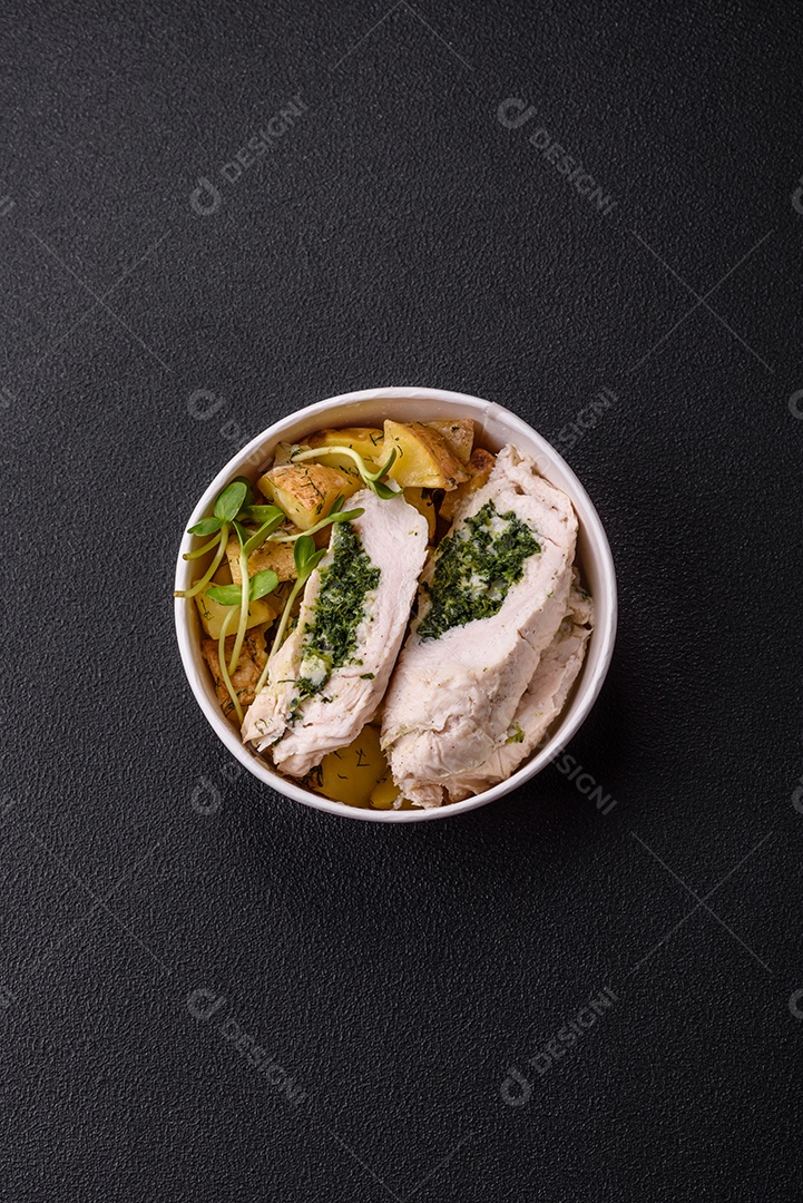 Frango saboroso em um prato de madeira mesa concreto