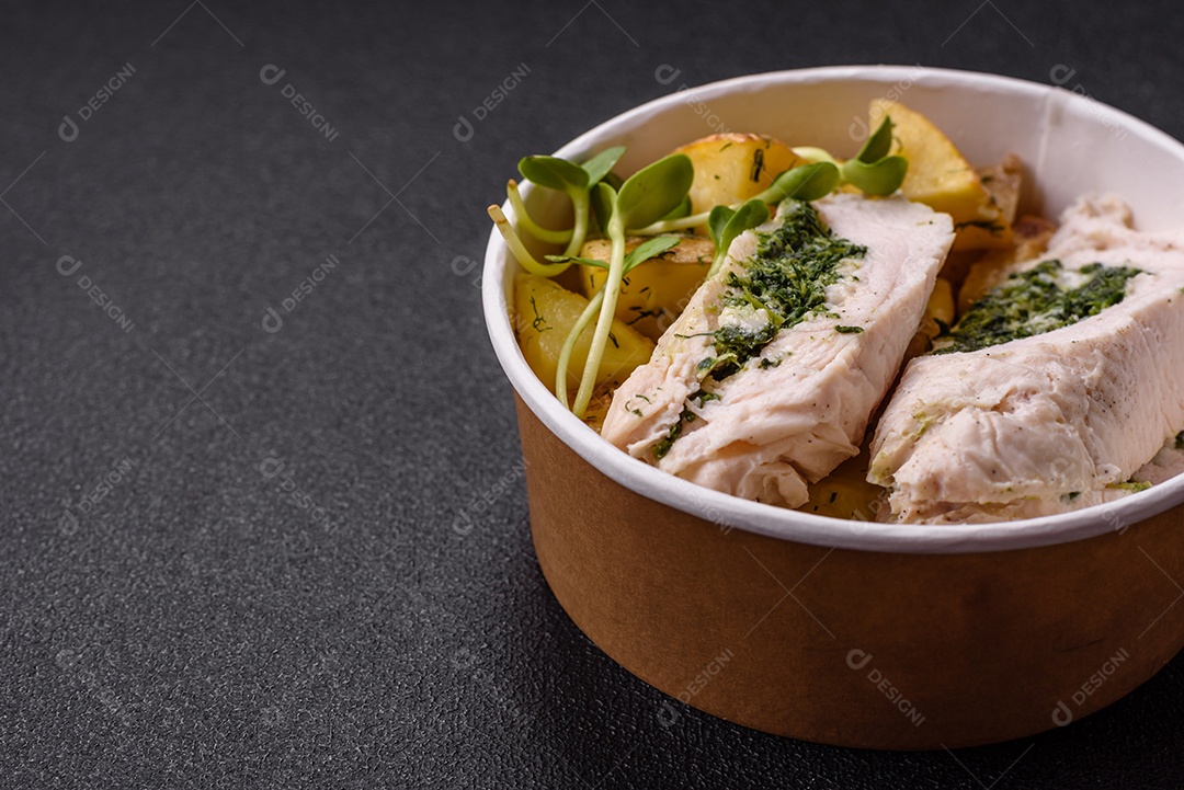 Frango saboroso em um prato de madeira mesa concreto