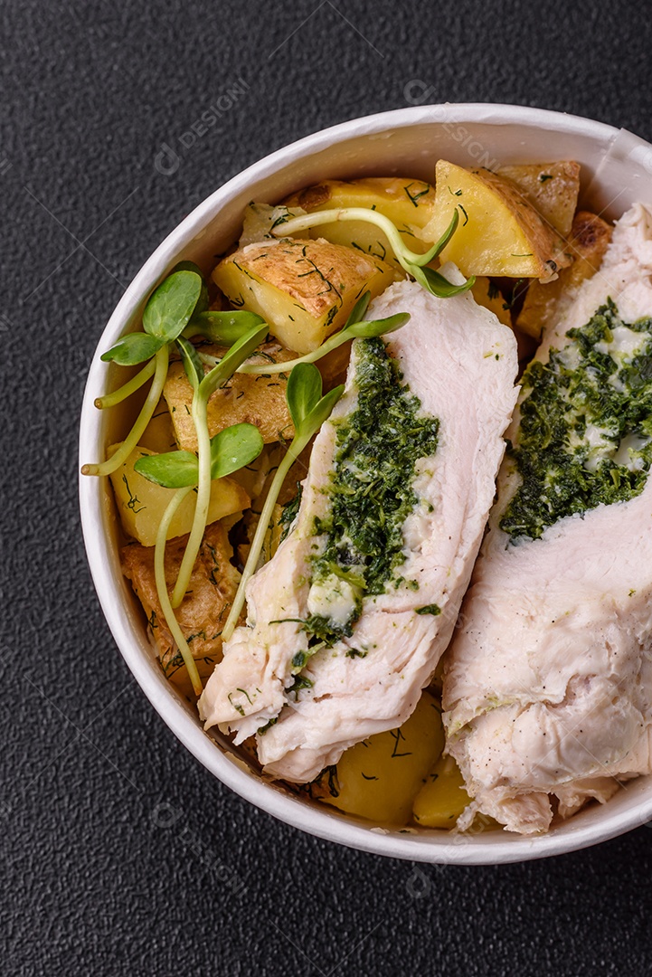 Frango saboroso em um prato de madeira mesa concreto