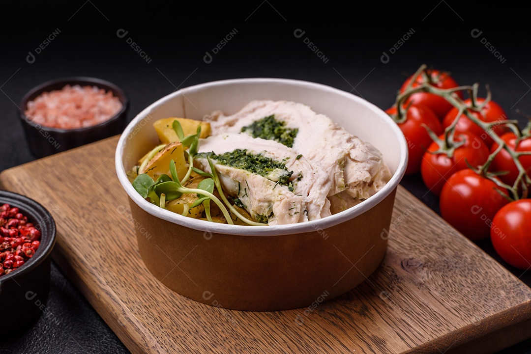 Frango saboroso em um prato de madeira mesa concreto