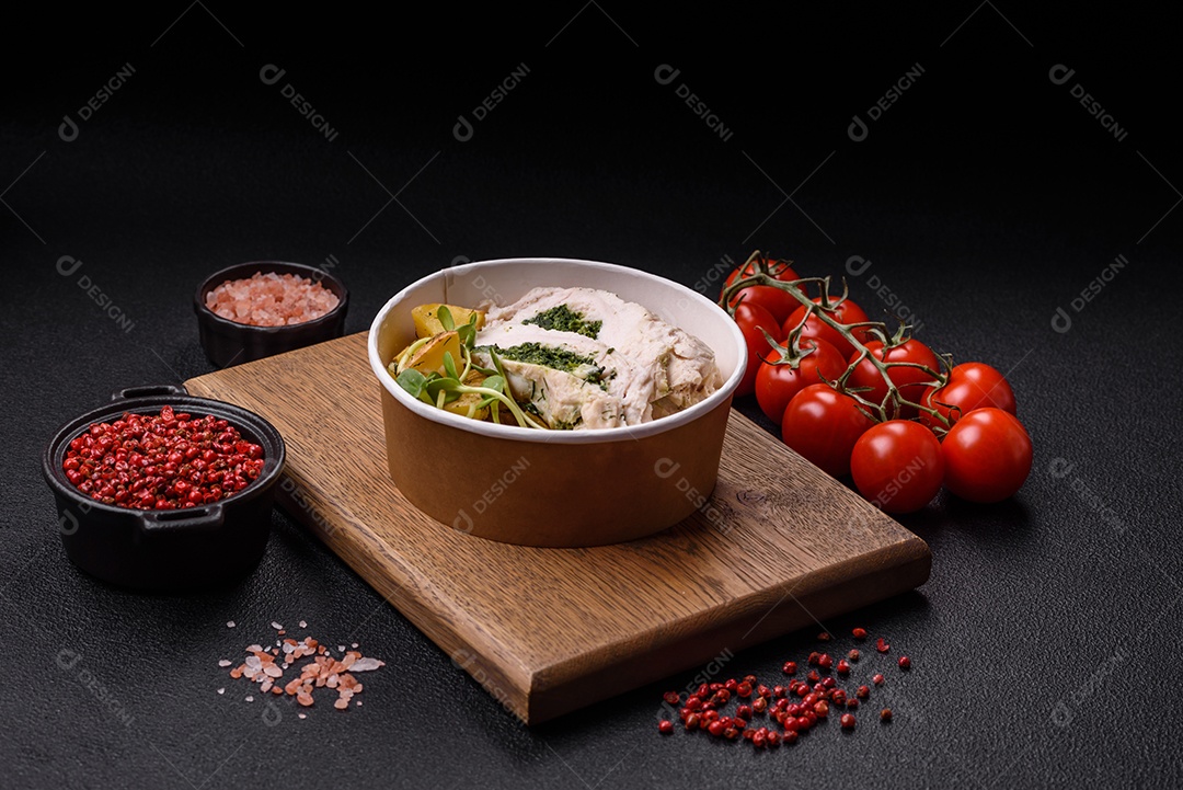 Frango saboroso em um prato de madeira mesa concreto