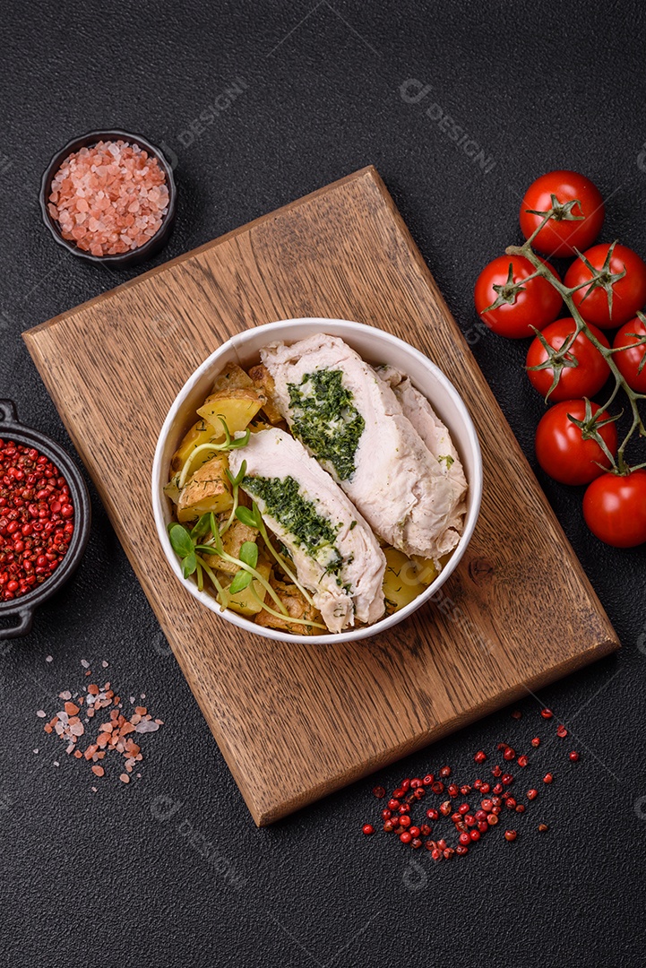 Frango saboroso em um prato de madeira mesa concreto