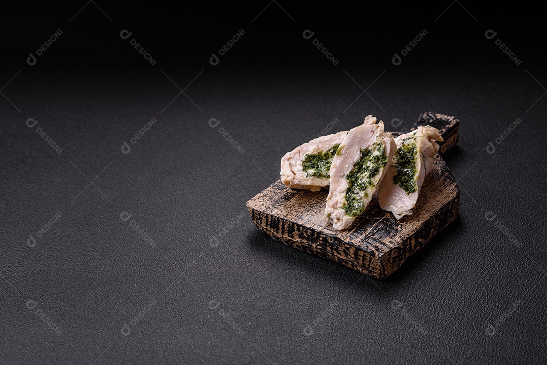 Frango saboroso em um prato de madeira mesa concreto