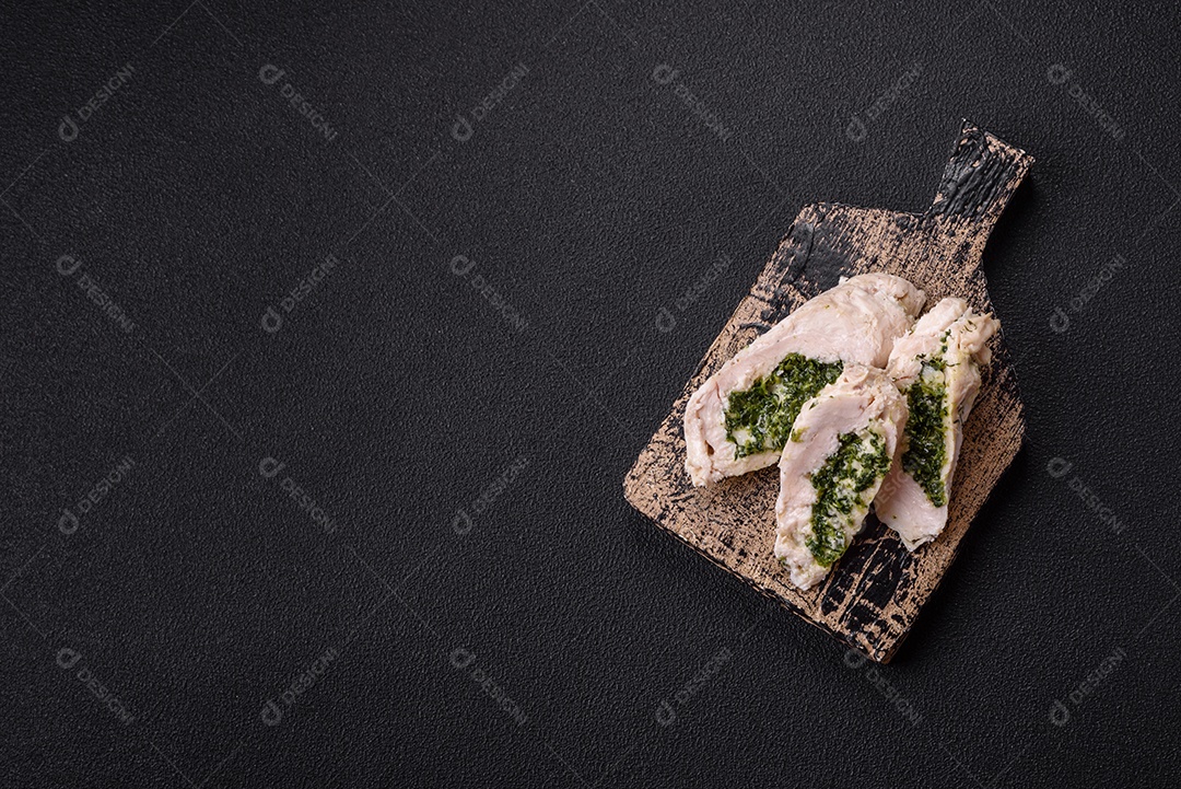 Frango saboroso em um prato de madeira mesa concreto