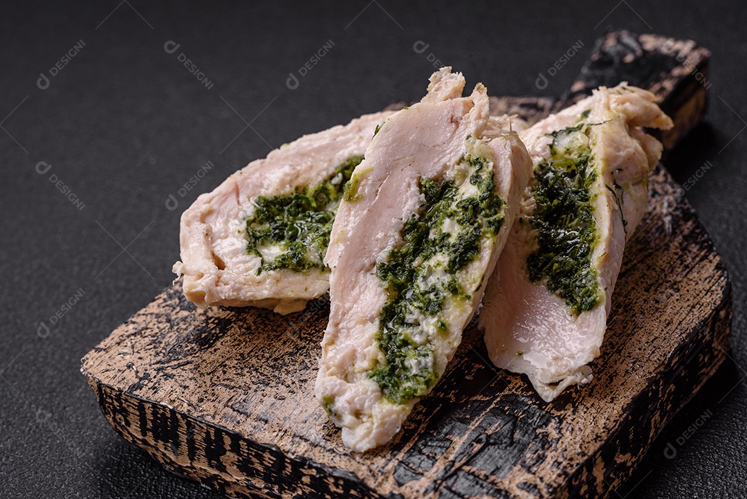 Frango saboroso em um prato de madeira mesa concreto