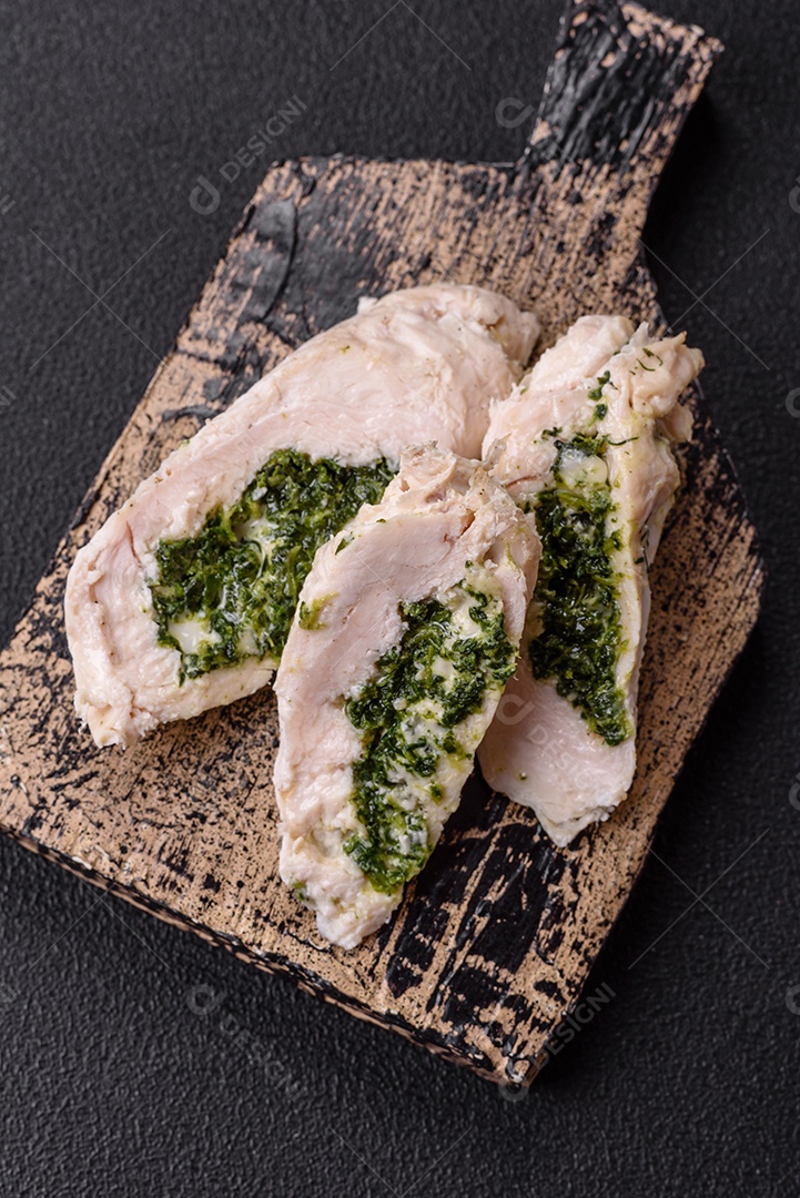 Frango saboroso em um prato de madeira mesa concreto