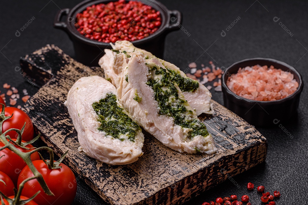 Frango saboroso em um prato de madeira mesa concreto