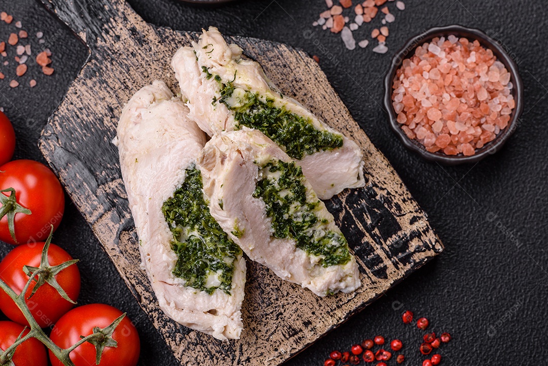 Frango saboroso em um prato de madeira mesa concreto