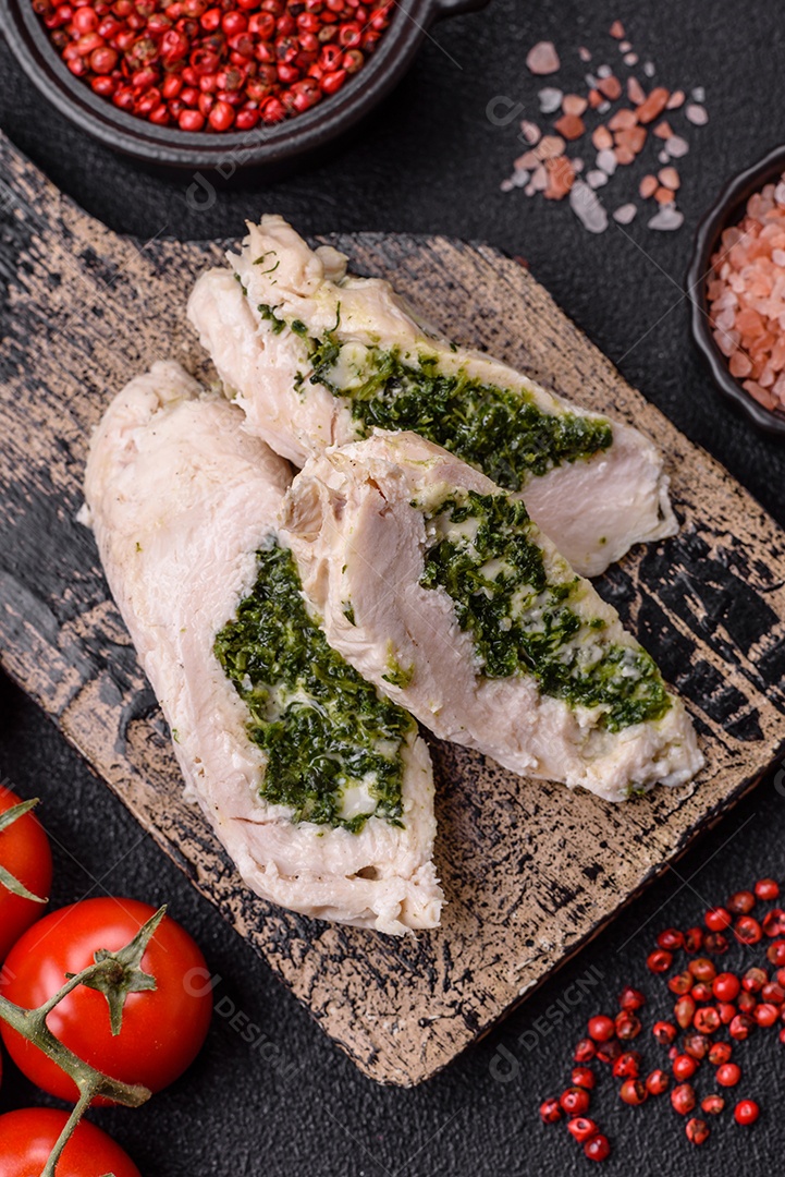 Frango saboroso em um prato de madeira mesa concreto