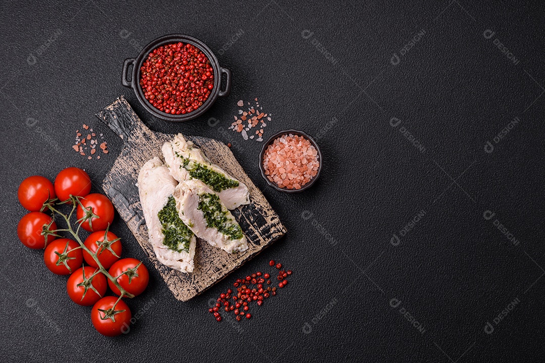 Frango saboroso em um prato de madeira mesa concreto