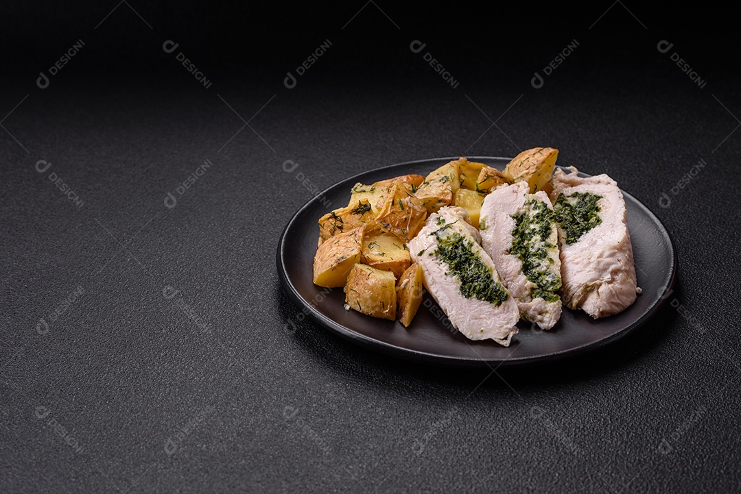 Frango saboroso em um prato de madeira mesa concreto