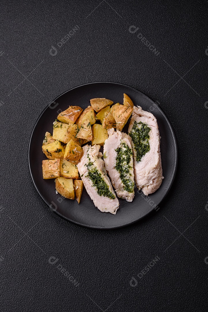 Frango saboroso em um prato de madeira mesa concreto