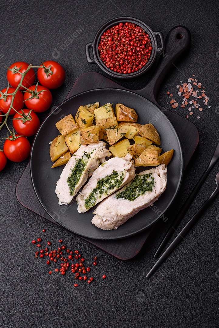 Frango saboroso em um prato de madeira mesa concreto