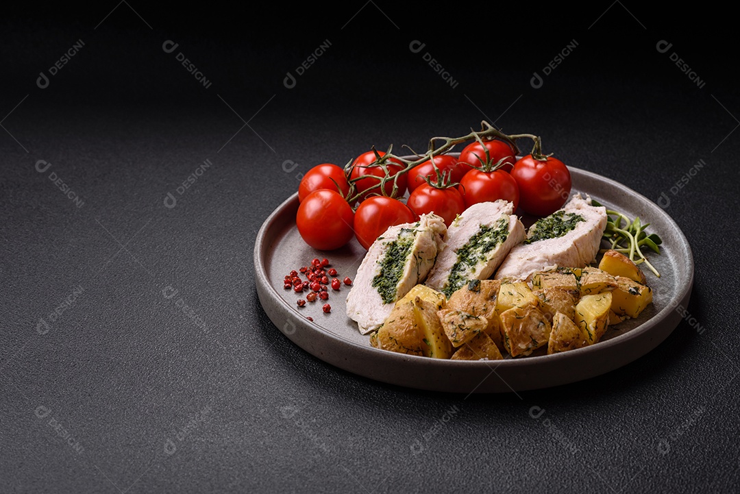 Frango saboroso em um prato de madeira mesa concreto