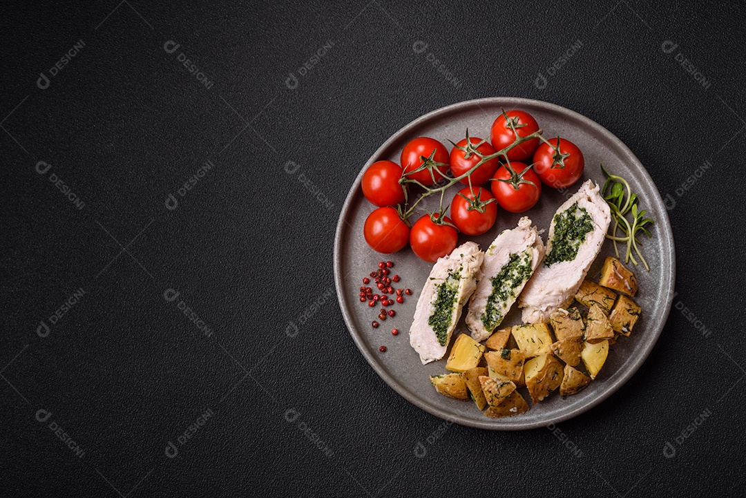 Frango saboroso em um prato de madeira mesa concreto