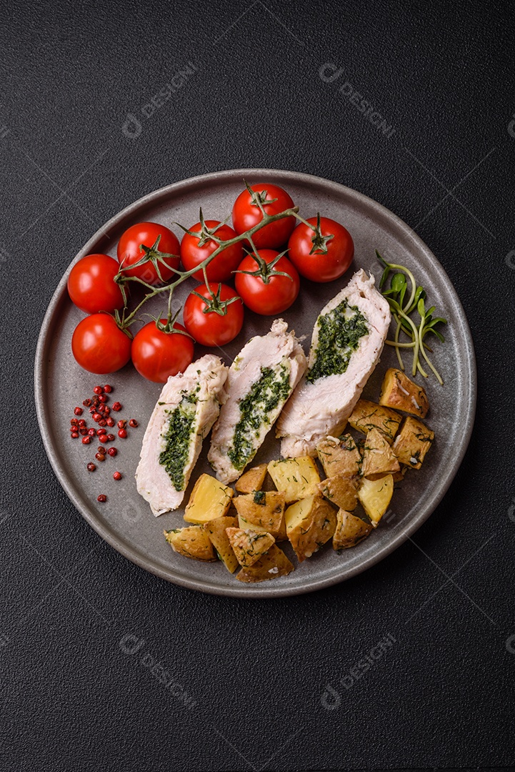 Frango saboroso em um prato de madeira mesa concreto