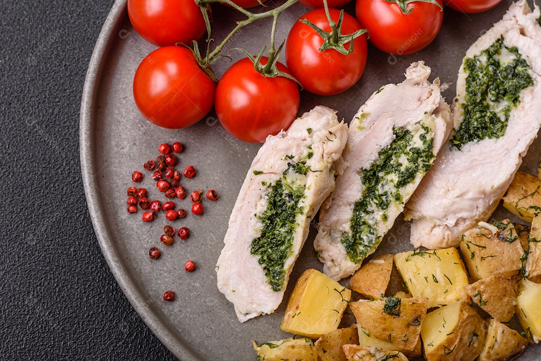 Frango saboroso em um prato de madeira mesa concreto