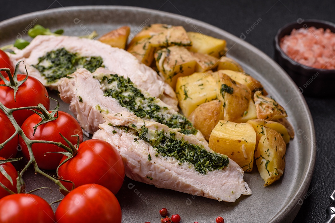 Frango saboroso em um prato de madeira mesa concreto