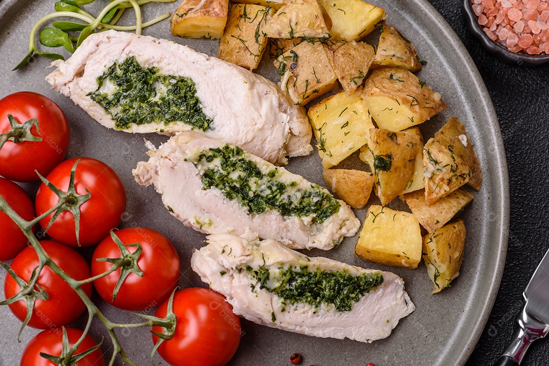 Frango saboroso em um prato de madeira mesa concreto