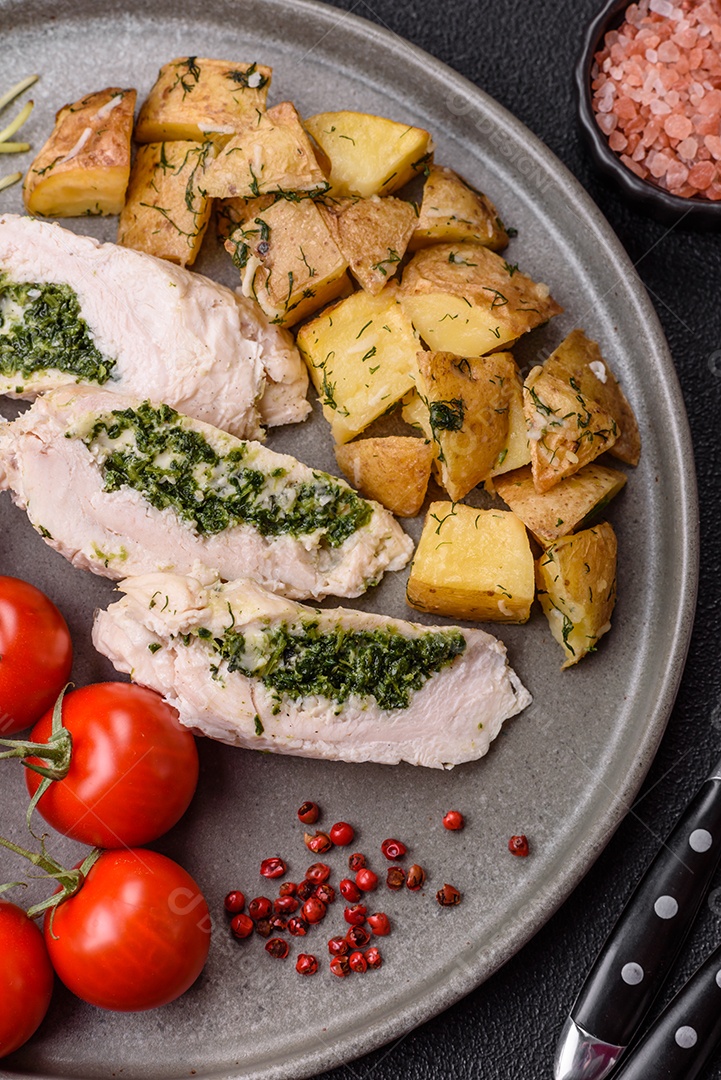 Frango saboroso em um prato de madeira mesa concreto