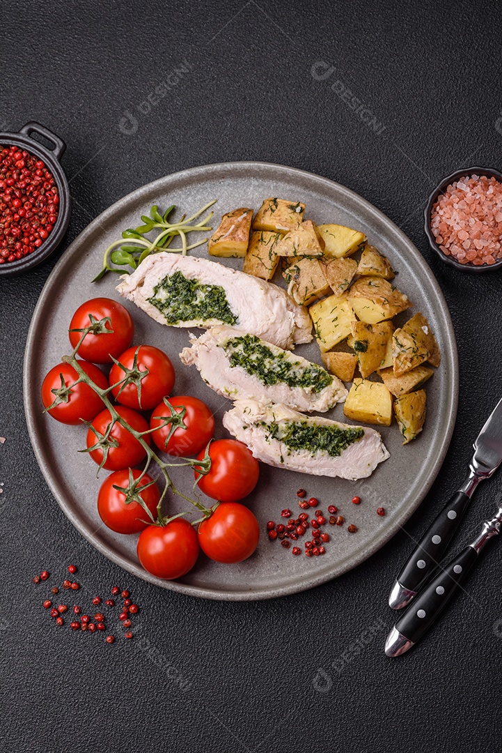 Frango saboroso em um prato de madeira mesa concreto