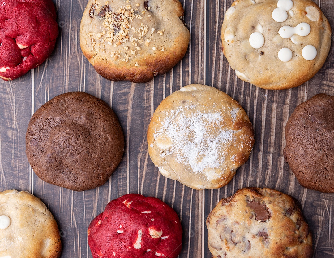 Imagem mostra uma variedade de cookies com diferentes sabores e coberturas