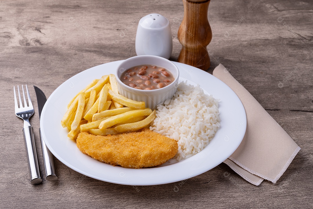 Prato de comida bife à milanesa em uma mesa