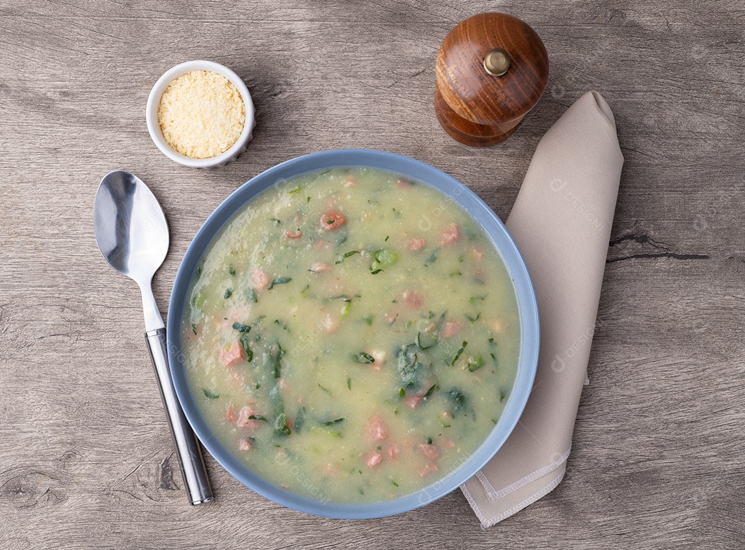 Sopa de Caldo Verde em uma mesa
