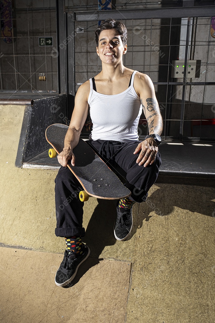 Brasileira de 26 anos no bowl com um skate exibindo seus músculos