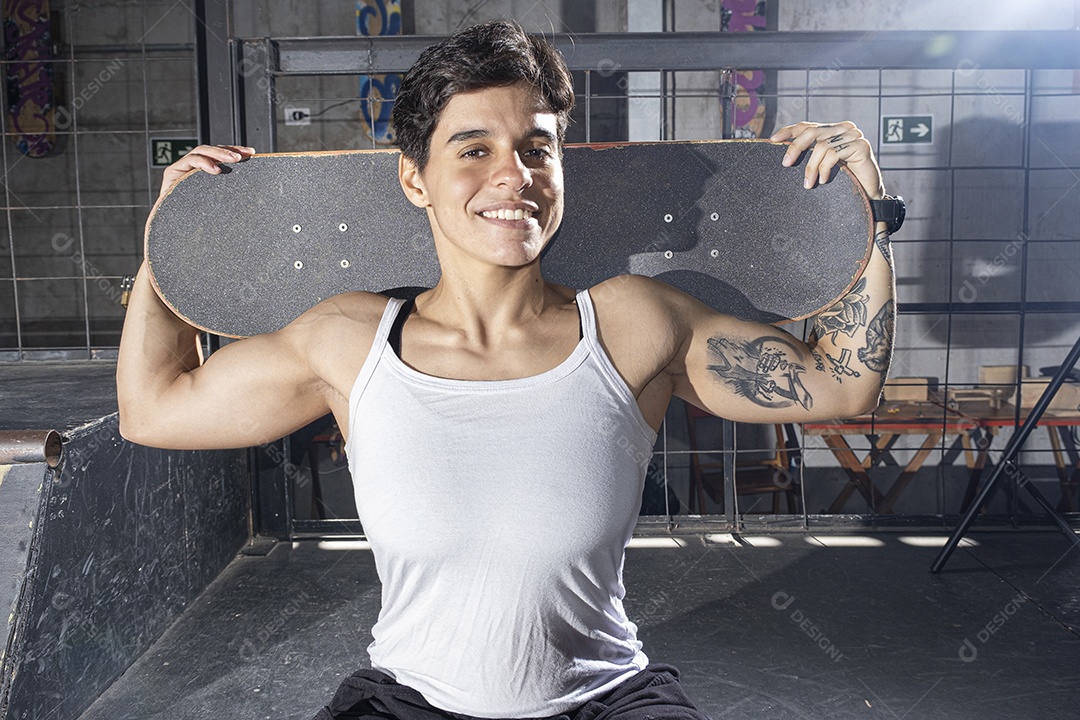 Brasileira de 26 anos no bowl com um skate exibindo seus músculos