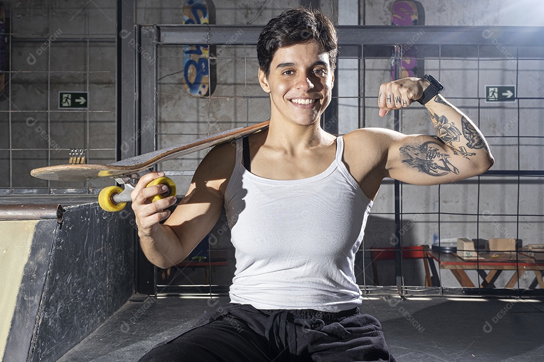 Brasileira de 26 anos no bowl com um skate exibindo seus músculos