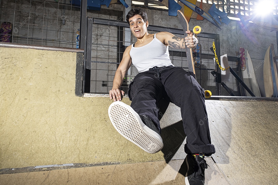 Brasileira de 26 anos no bowl com um skate exibindo seus músculos