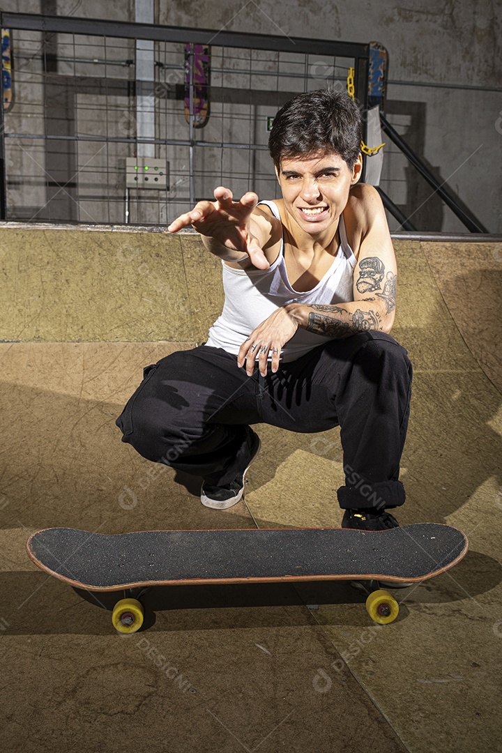 Brasileira de 26 anos no bowl com um skate exibindo seus músculos