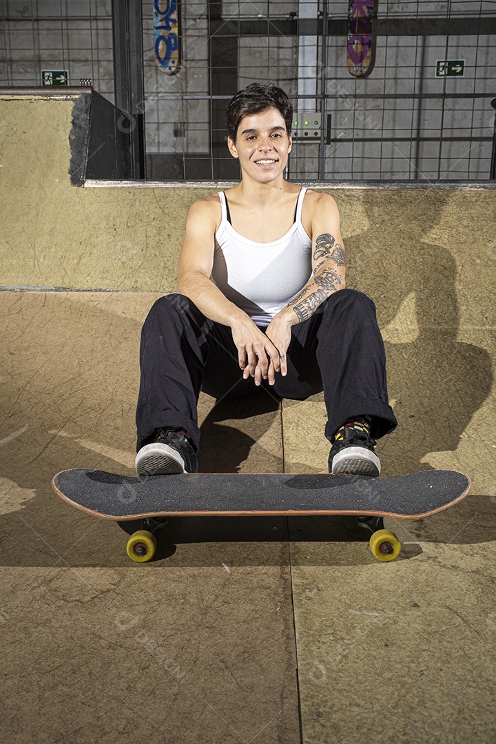 Brasileira de 26 anos no bowl com um skate exibindo seus músculos