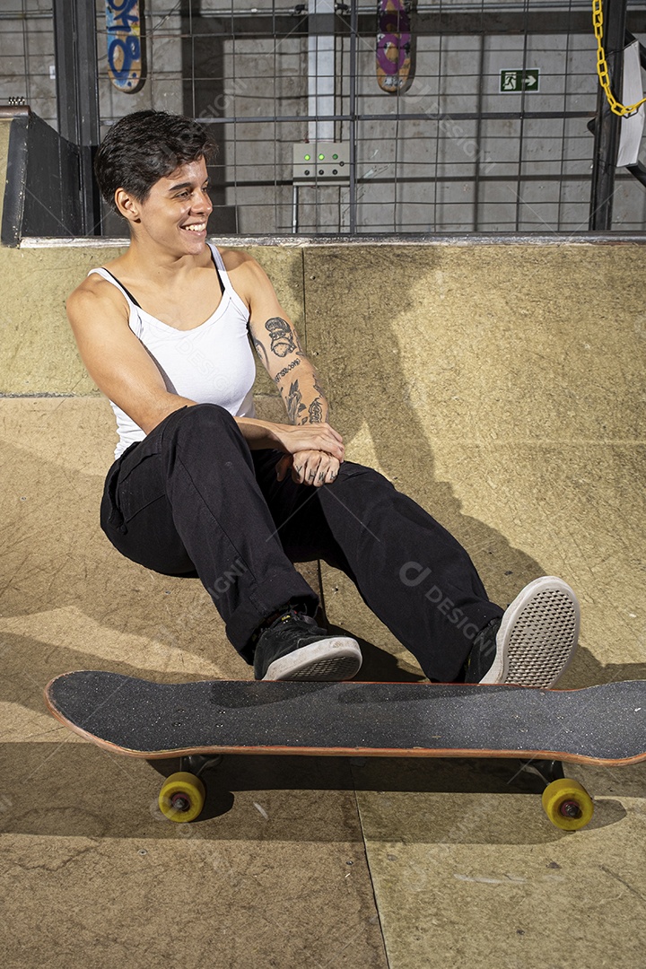 Brasileira de 26 anos no bowl com um skate exibindo seus músculos