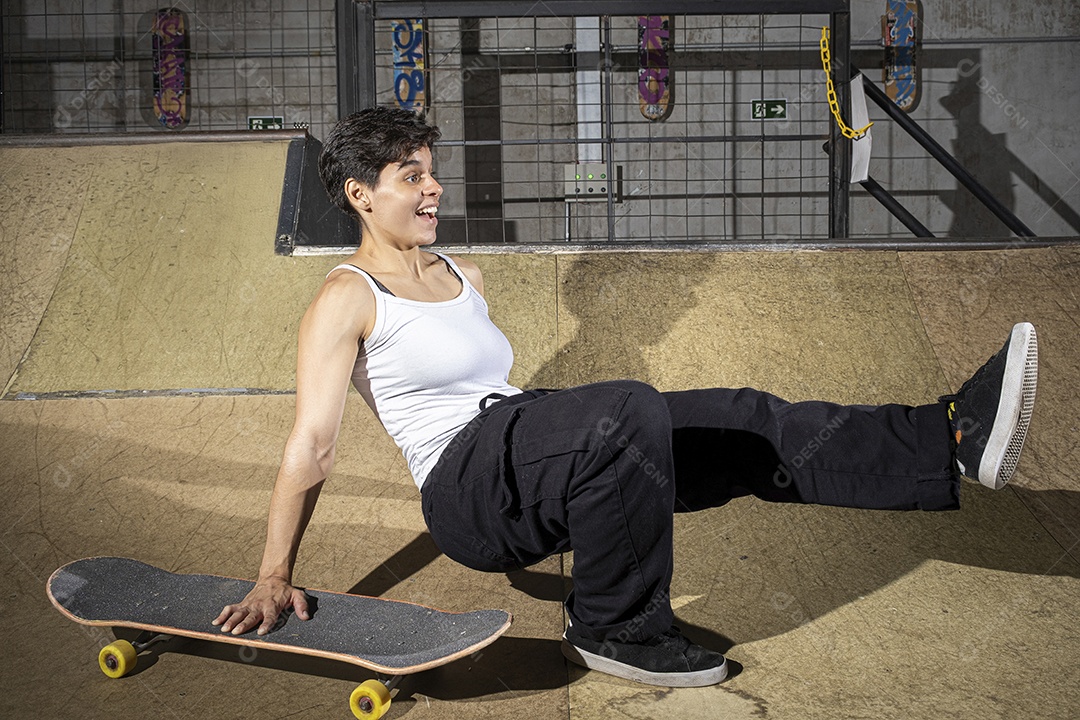 Brasileira de 26 anos no bowl com um skate exibindo seus músculos