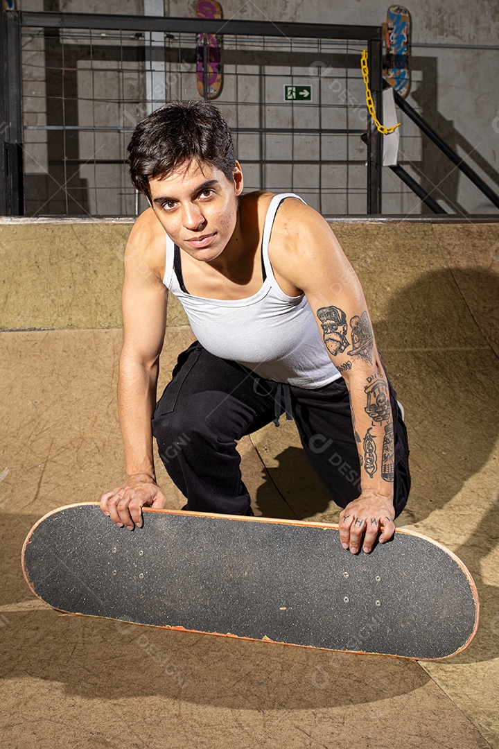 Brasileira de 26 anos no bowl com um skate exibindo seus músculos