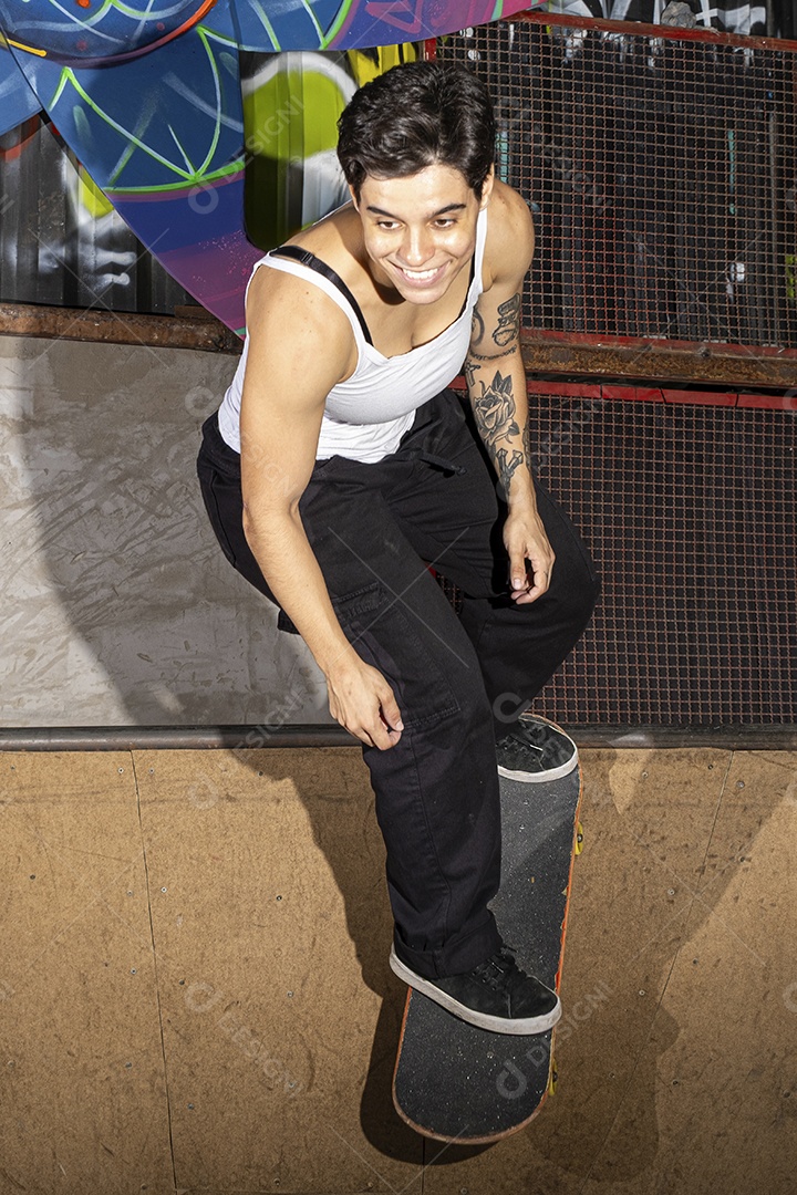 Brasileira de 26 anos no bowl com um skate exibindo seus músculos