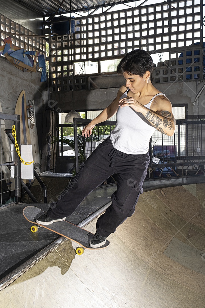 Brasileira de 26 anos no bowl com um skate exibindo seus músculos