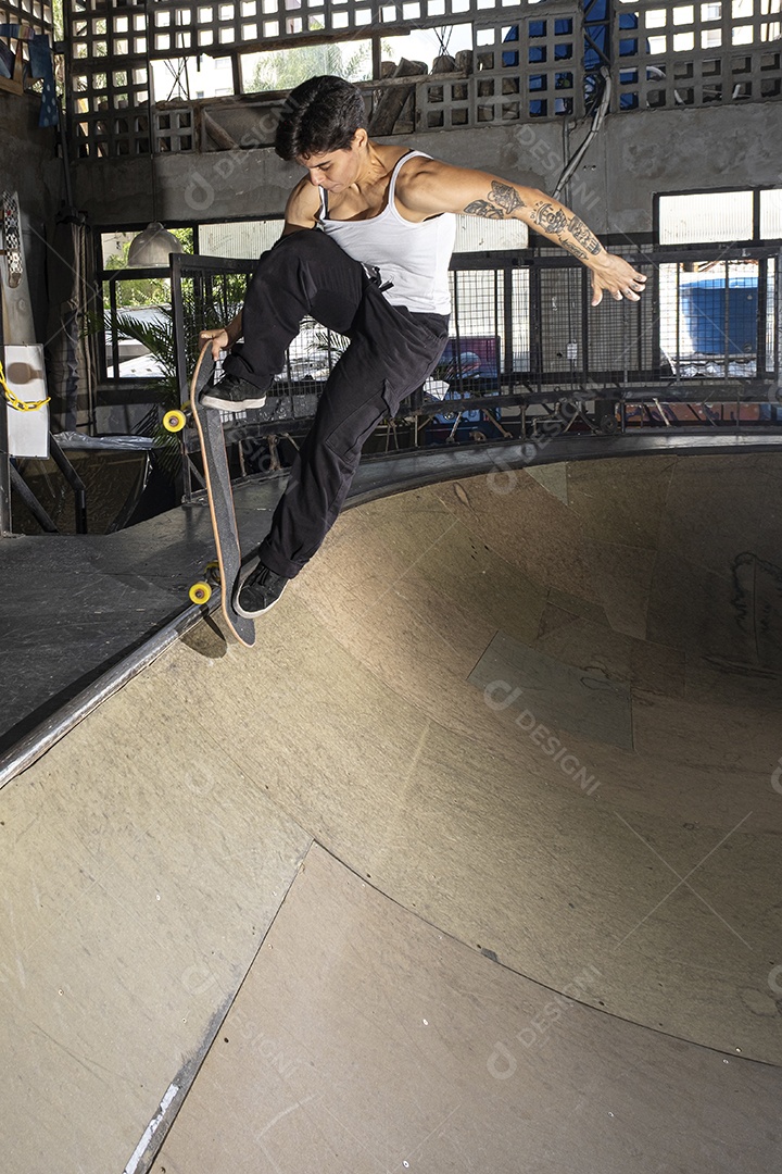 Brasileira de 26 anos no bowl com um skate exibindo seus músculos
